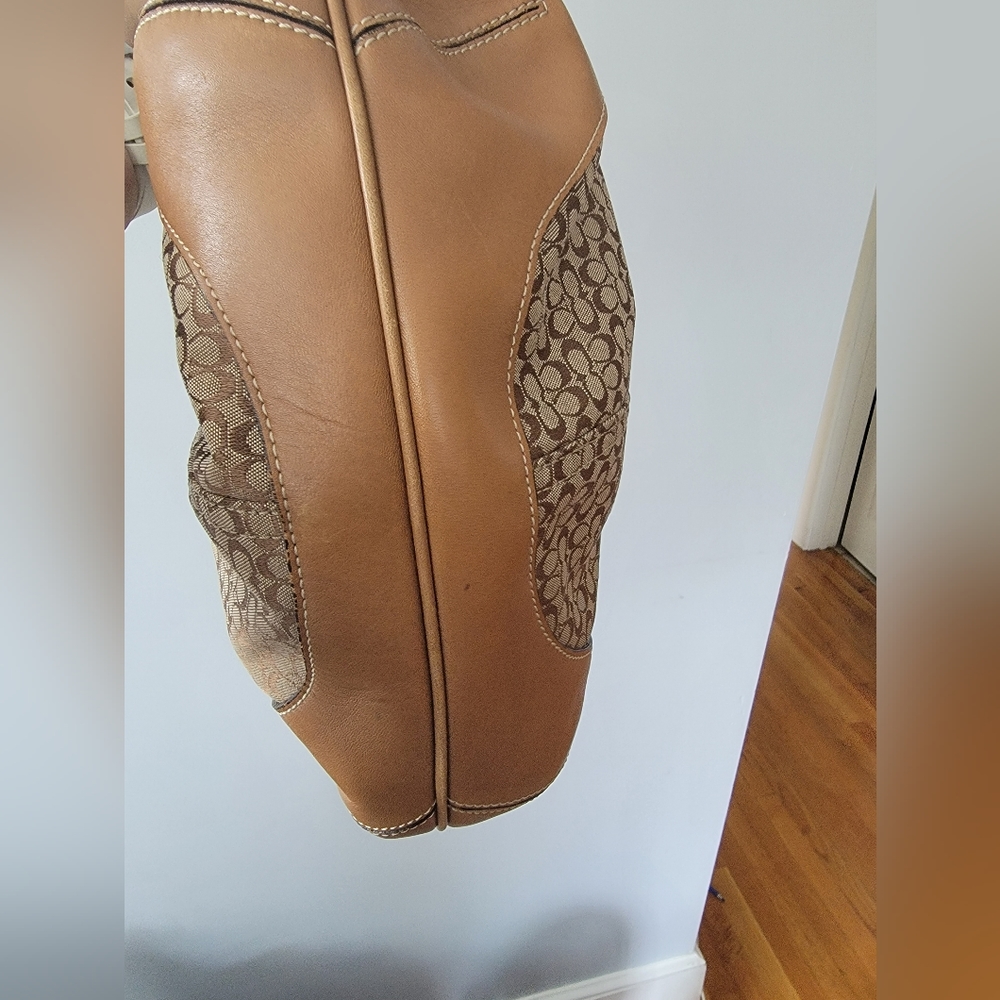 COACH SHOULDER BAG, NWOT, WITH A LIGHT PEN STAIN ON THE OUTSIDE BOTTOM.